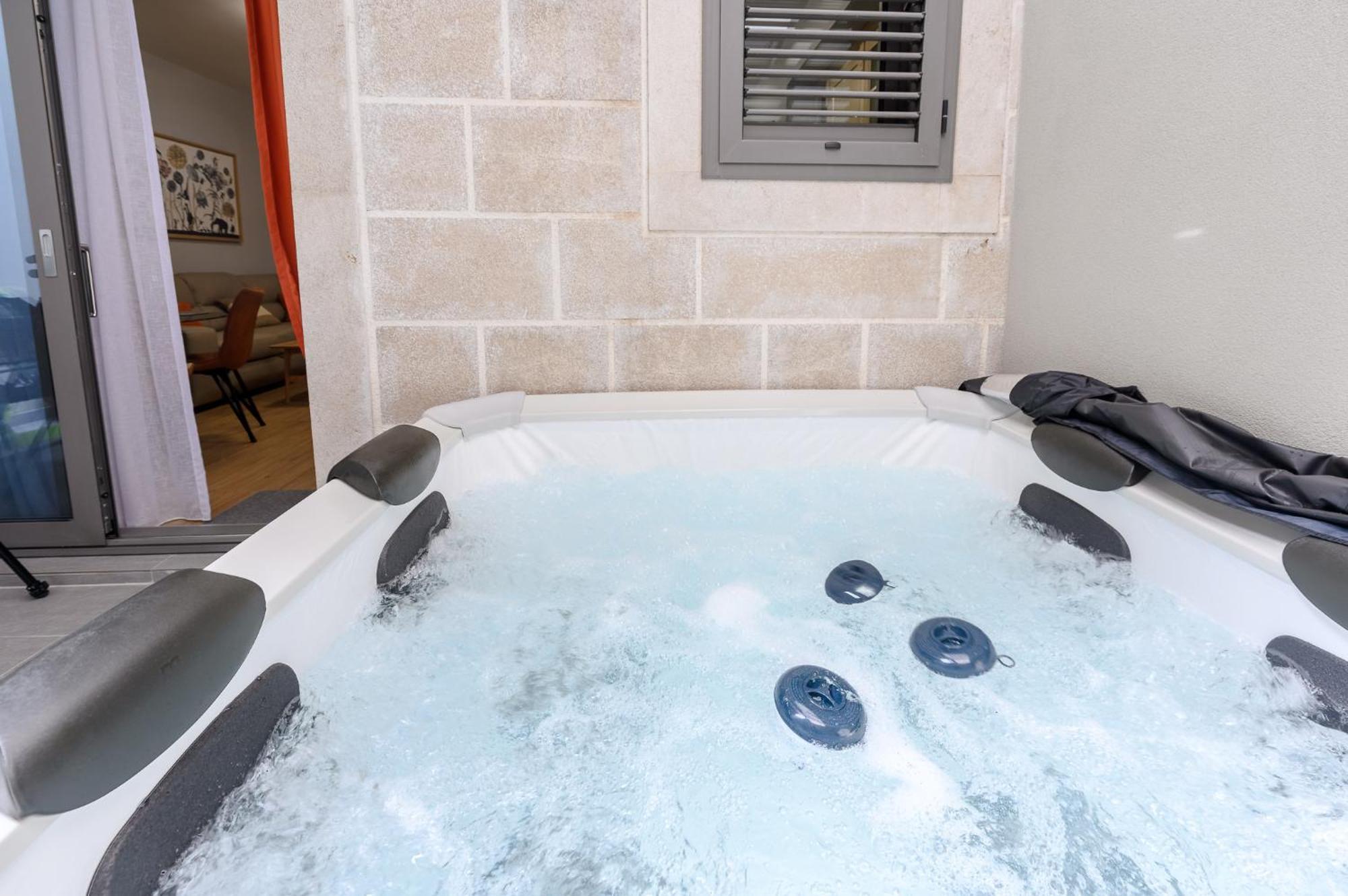 Super Nova Lux With Jacuzzi Apartment